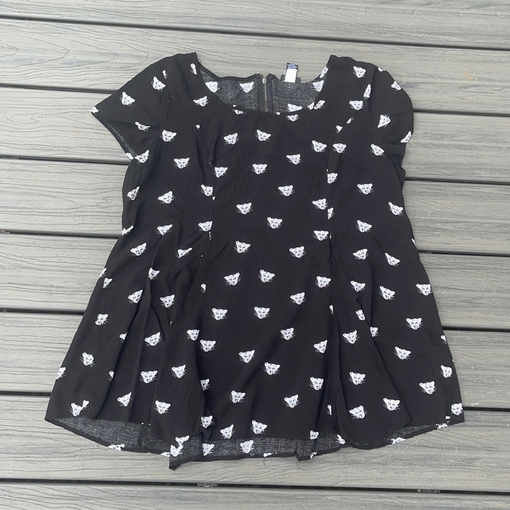 Torrid size 2 black top with leopard face pattern